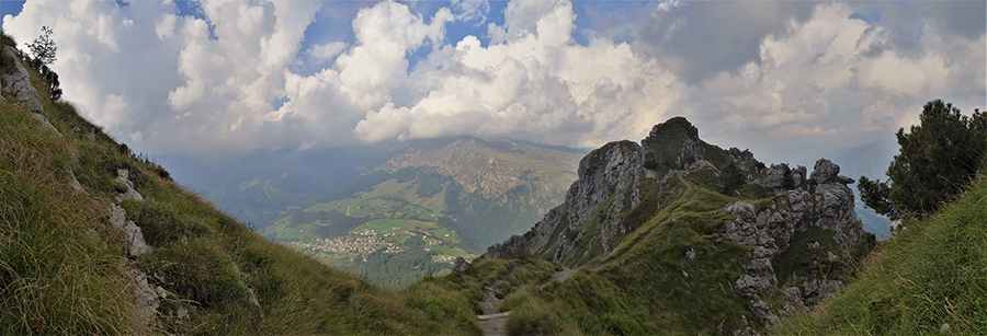 Il sent. 501 discende passando dal Col dei Brassamonti (1700 m) con vista sulla conca di Oltre il colle